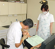 診療風景：予防歯科クラブ「８０２０クラブ」に参加している患者様の定期検診