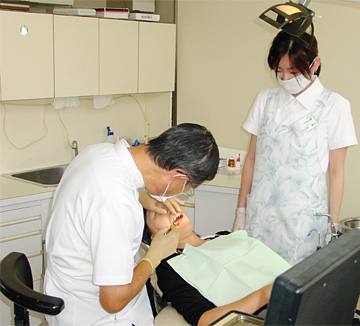 診療風景:予防歯科クラブ「8020クラブ」に参加している患者様の定期検診